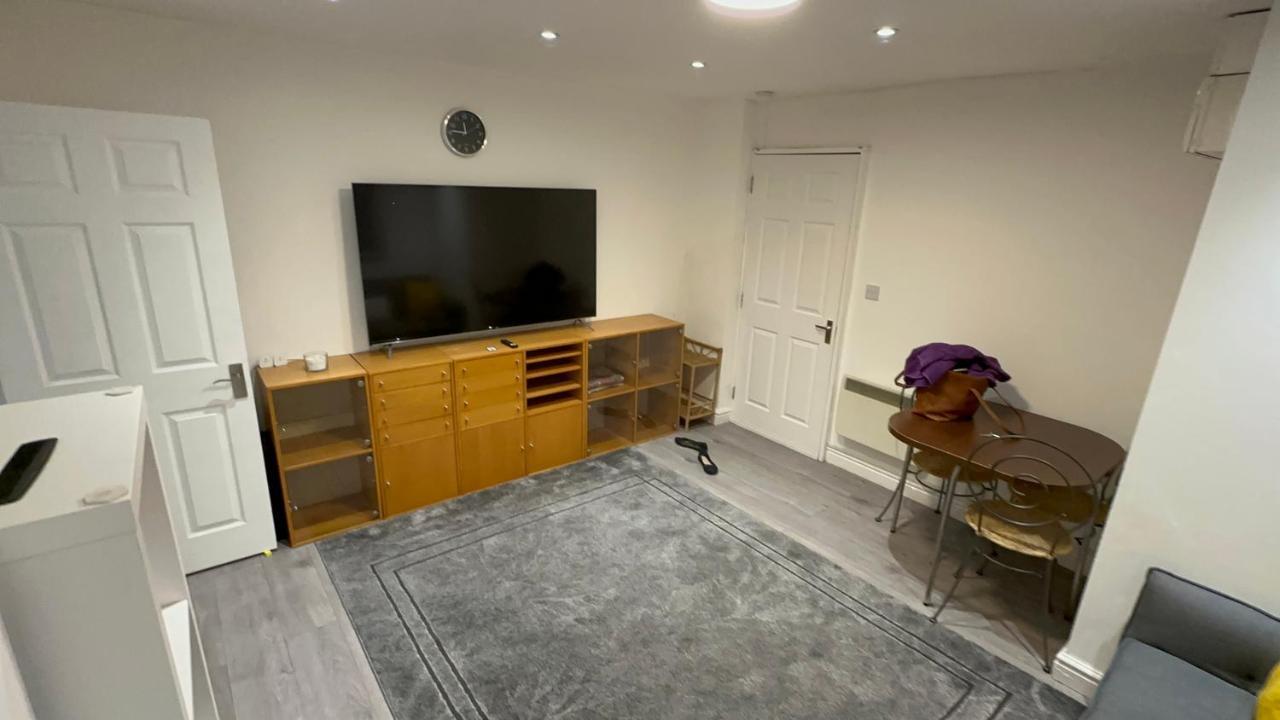Entire One Double Bedroom Apartment Londres Exterior foto